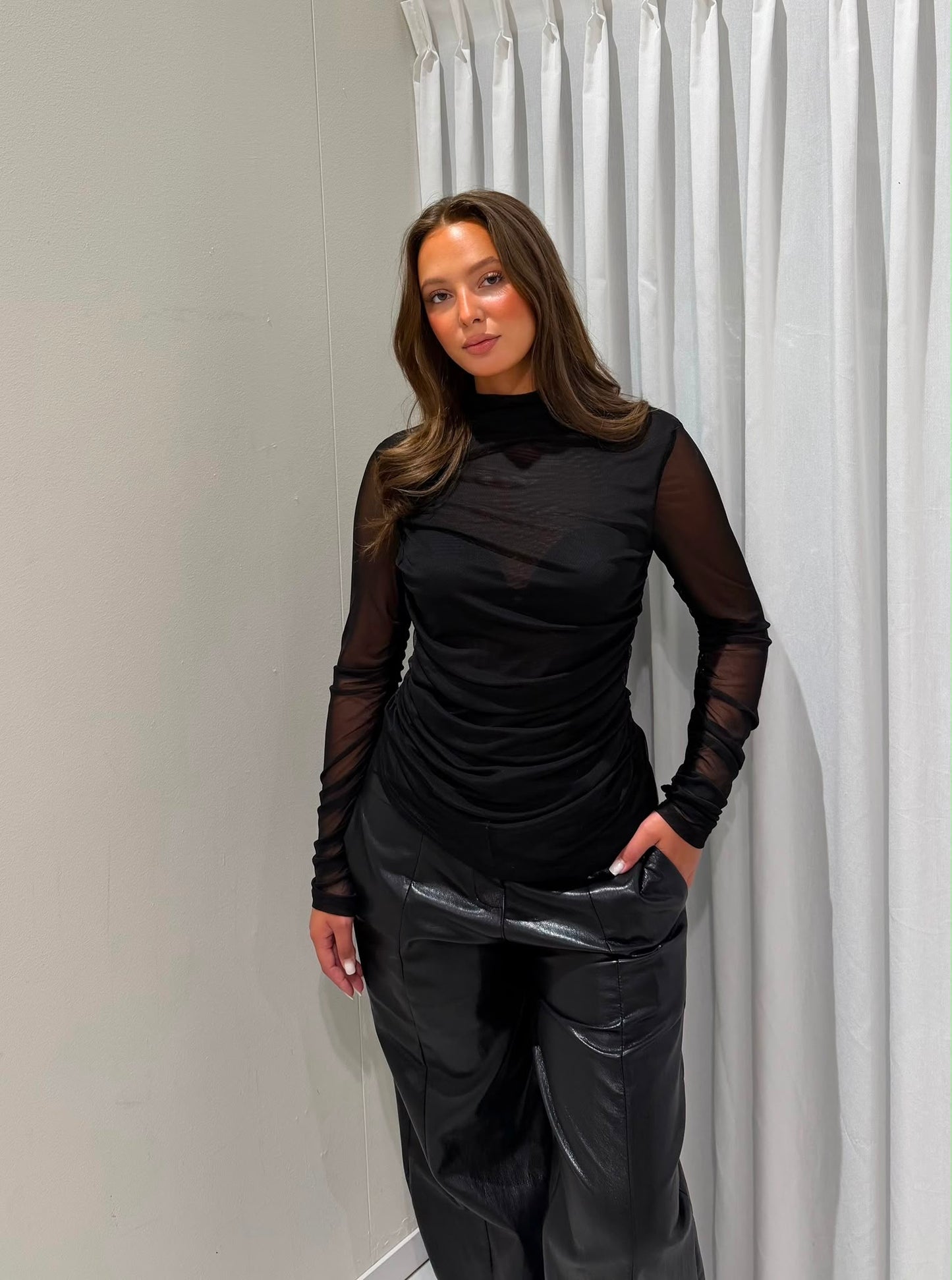 Bella top black