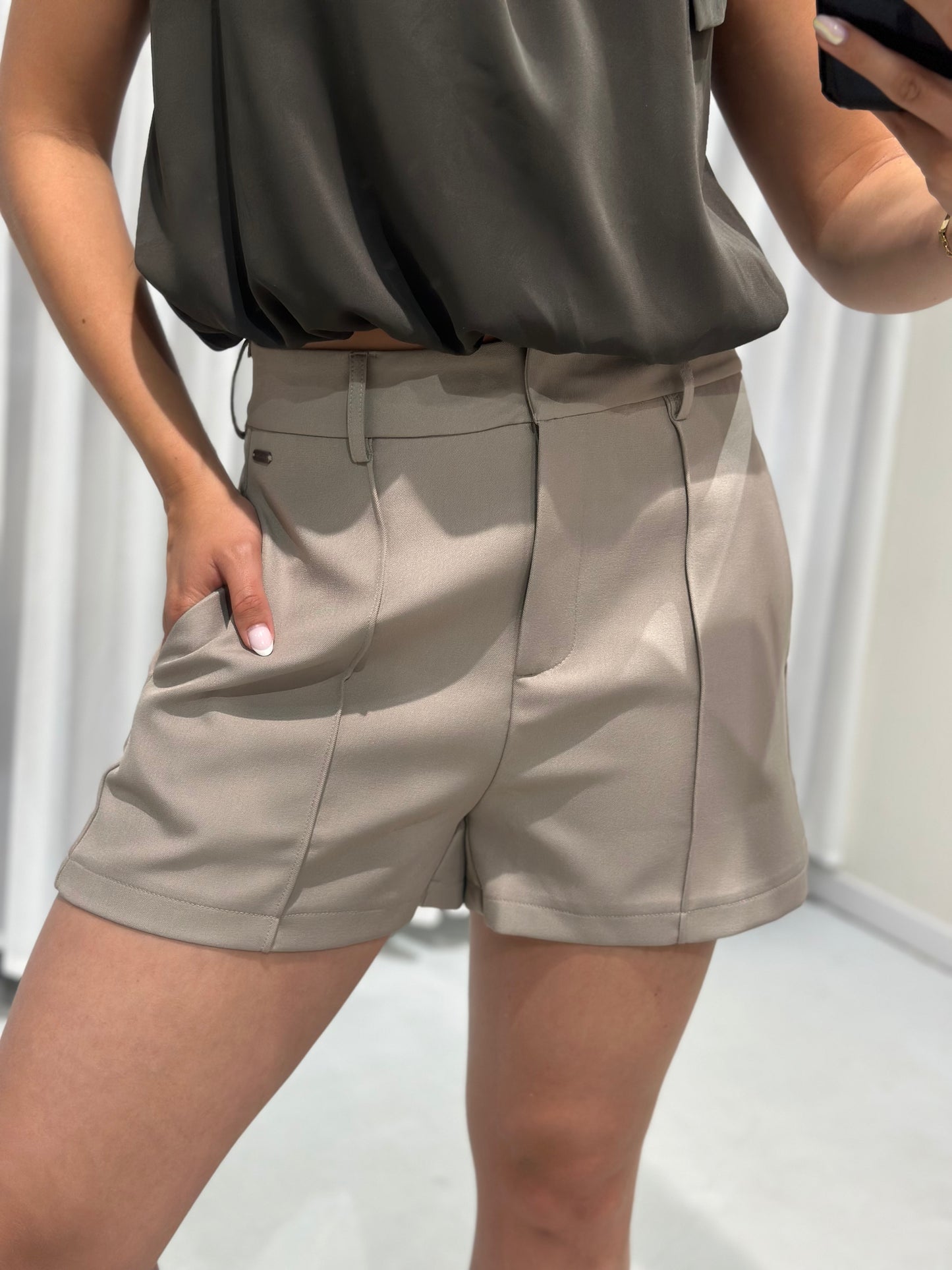 Sadie short taupe