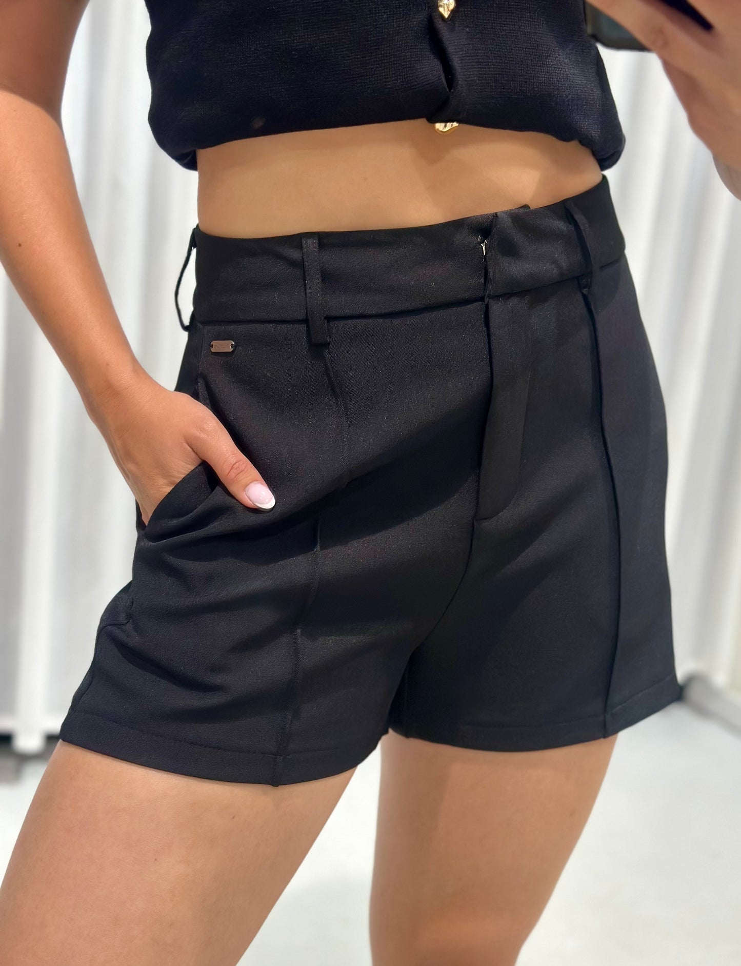 Anna short black
