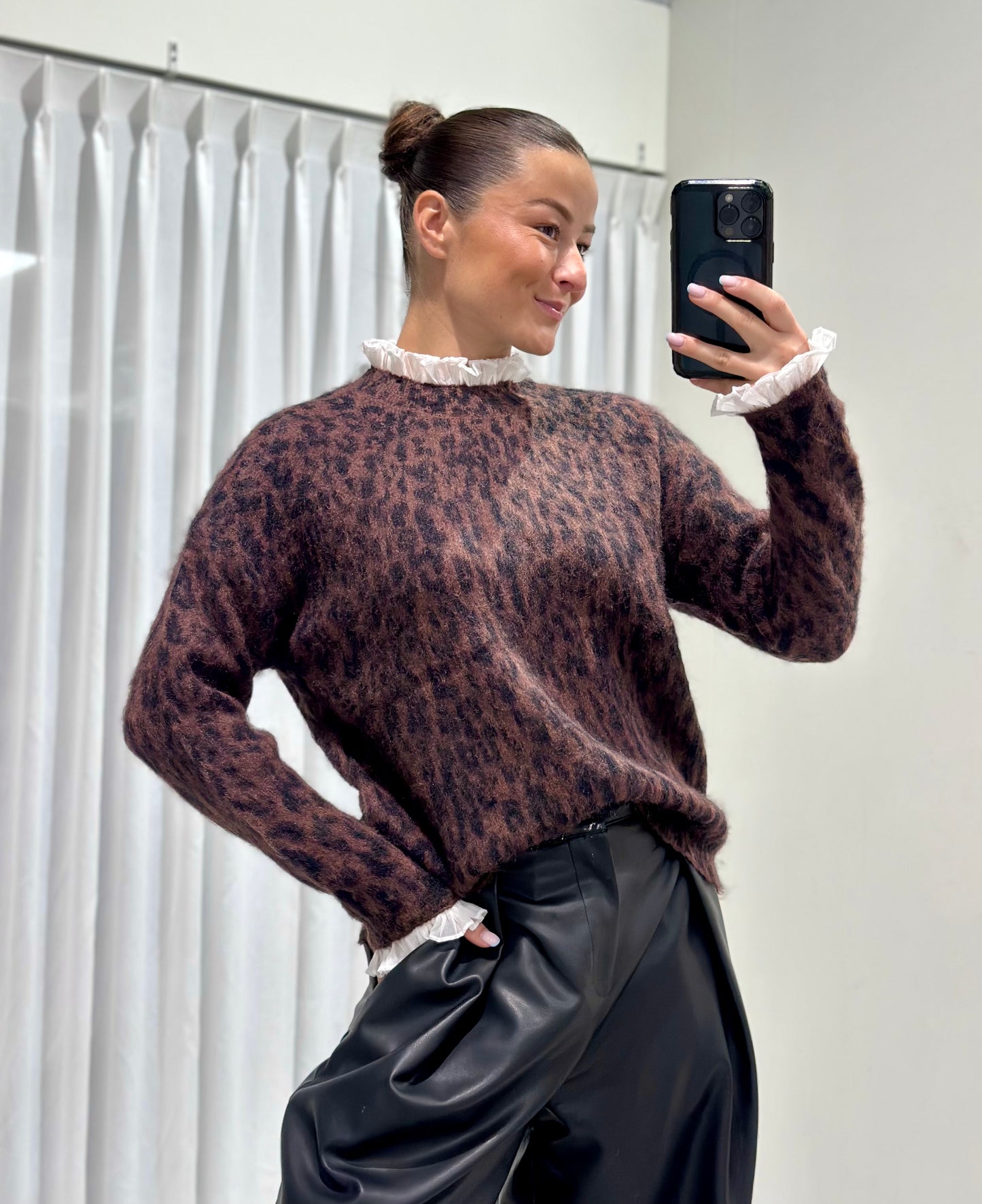 Sarah trui brown