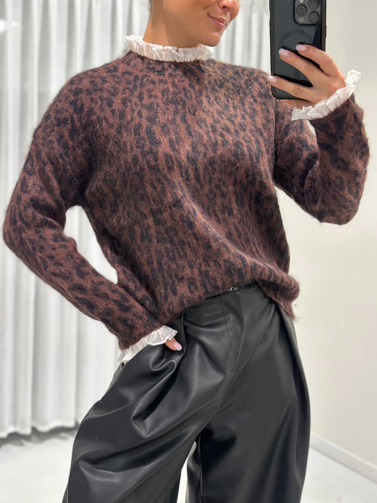 Sarah trui brown